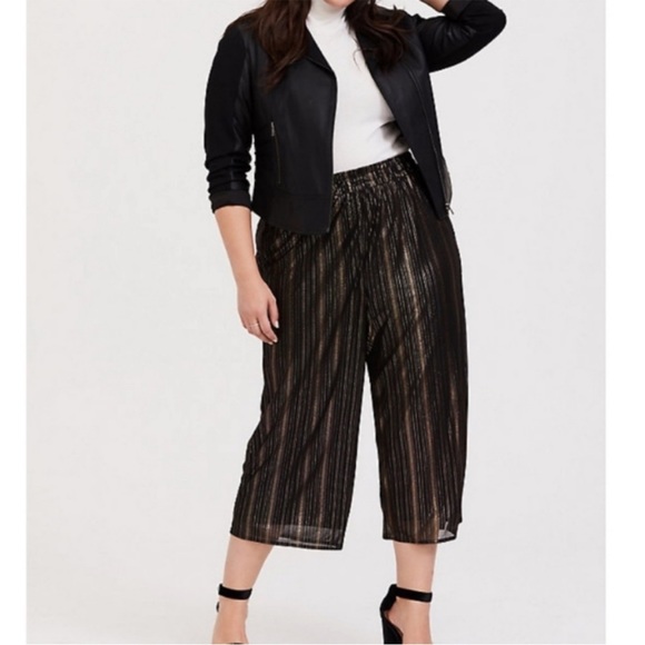 NWT Torrid shine black and metallic gold pull on wide leg crop capri pants - Picture 2 of 9